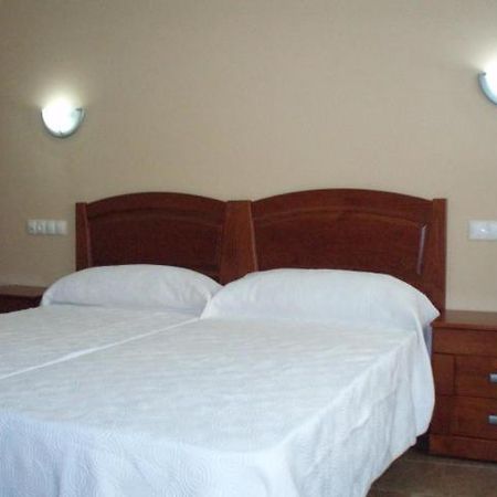 Hostal El Altozano Montanchez Bagian luar foto